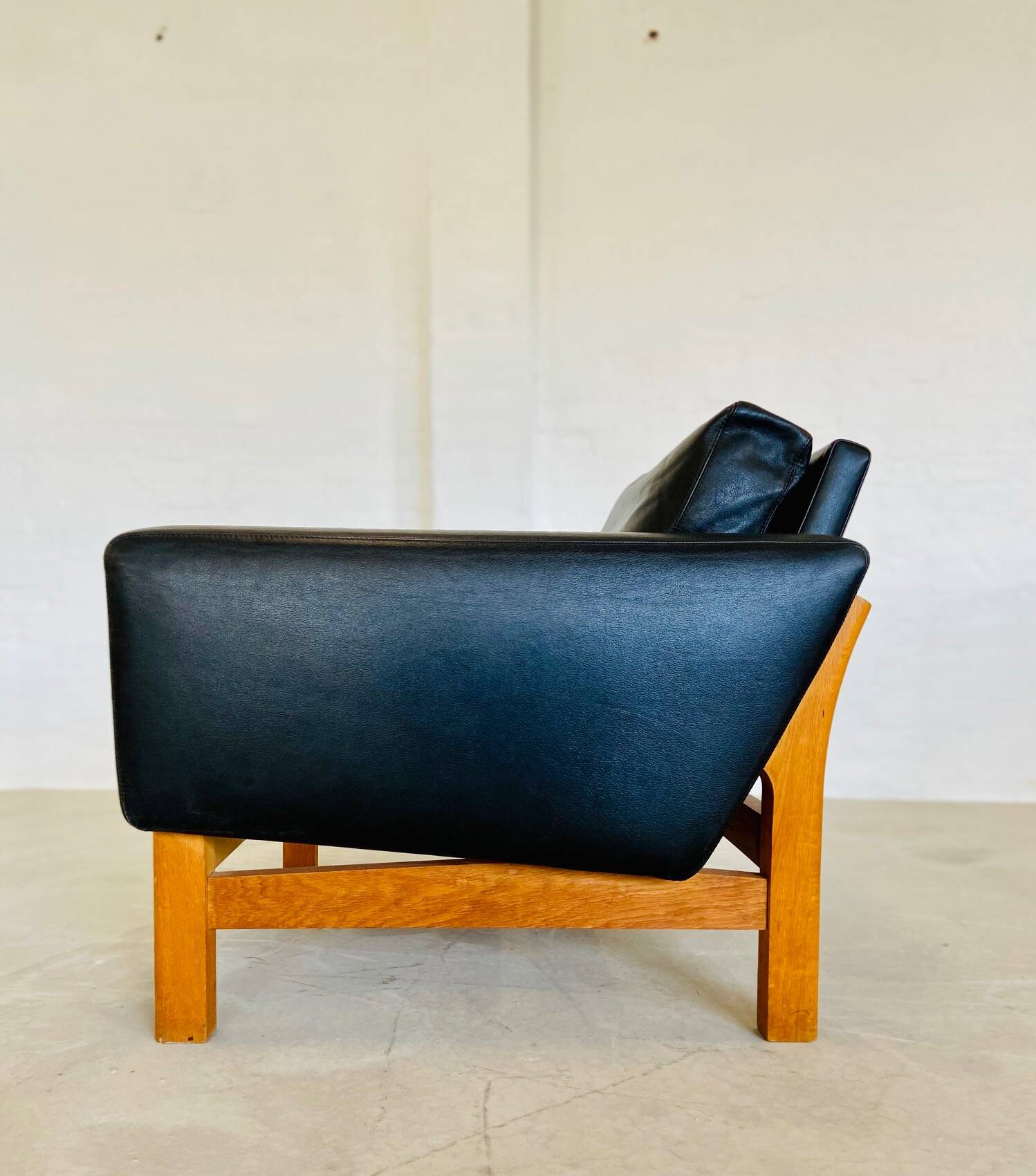 VINTAGE MID-CENTURY POUL M. VOLTHER  LEATHER AND OAK LOUNGE CHAIR 1960,s