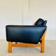 Fauteuil en cuir noir et chêne par Poul M.Volther, années 1960