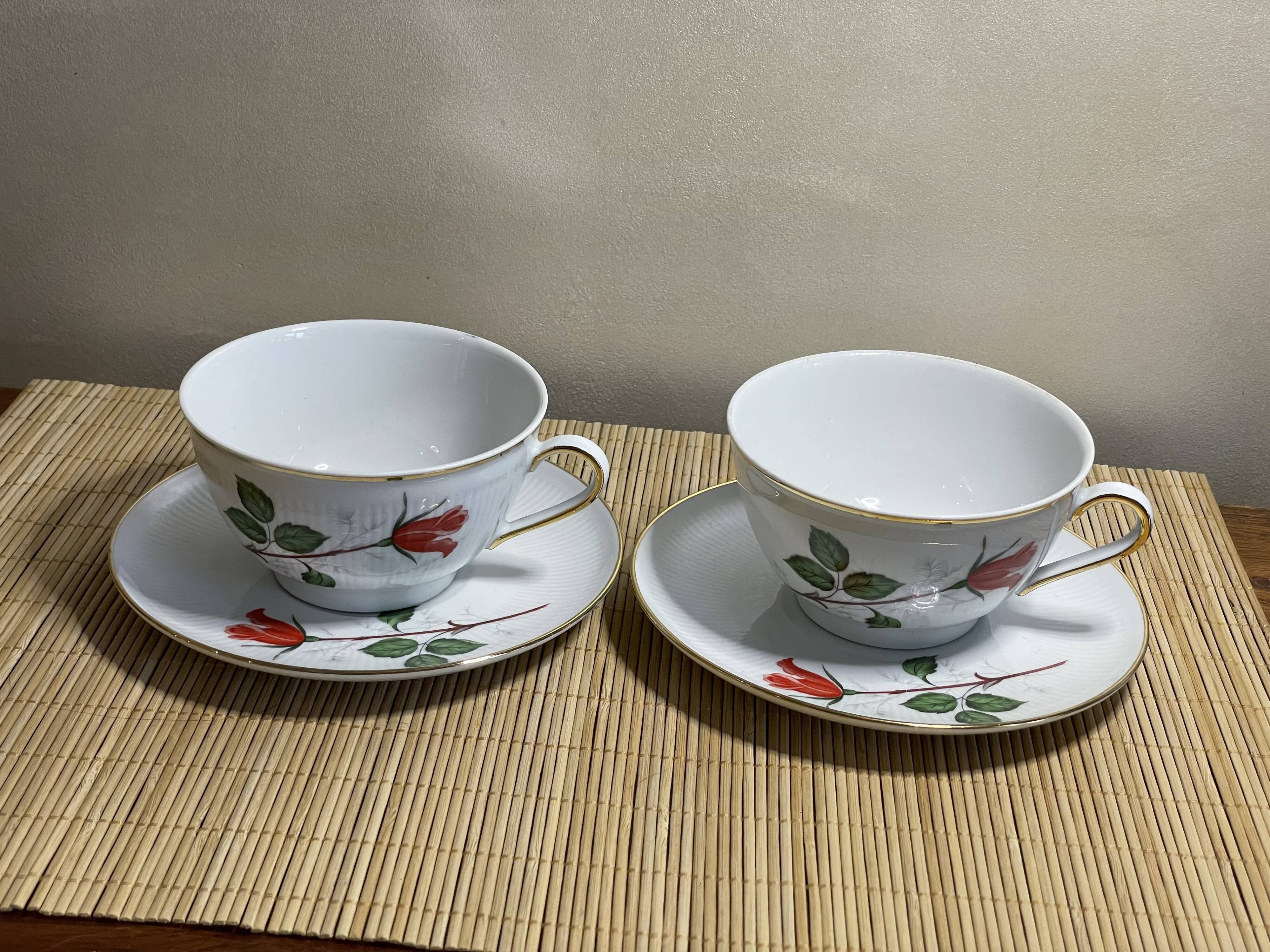 Duo of pink décor cups