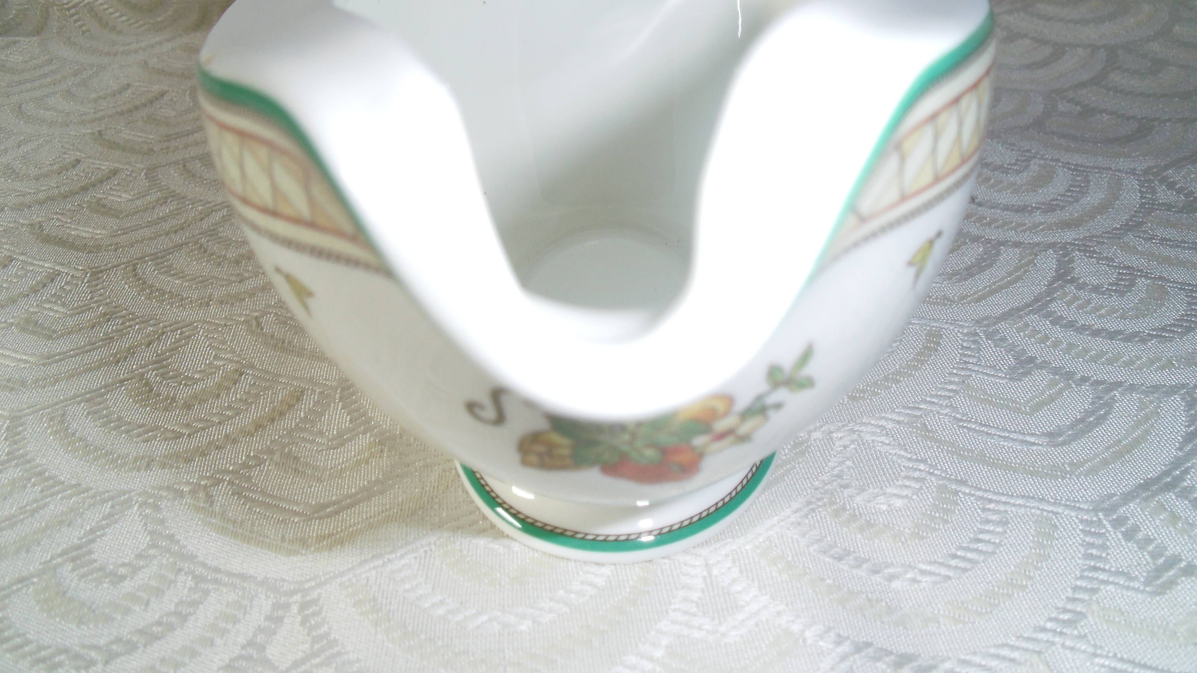 Villeroy&Boch porcelain gravy boat