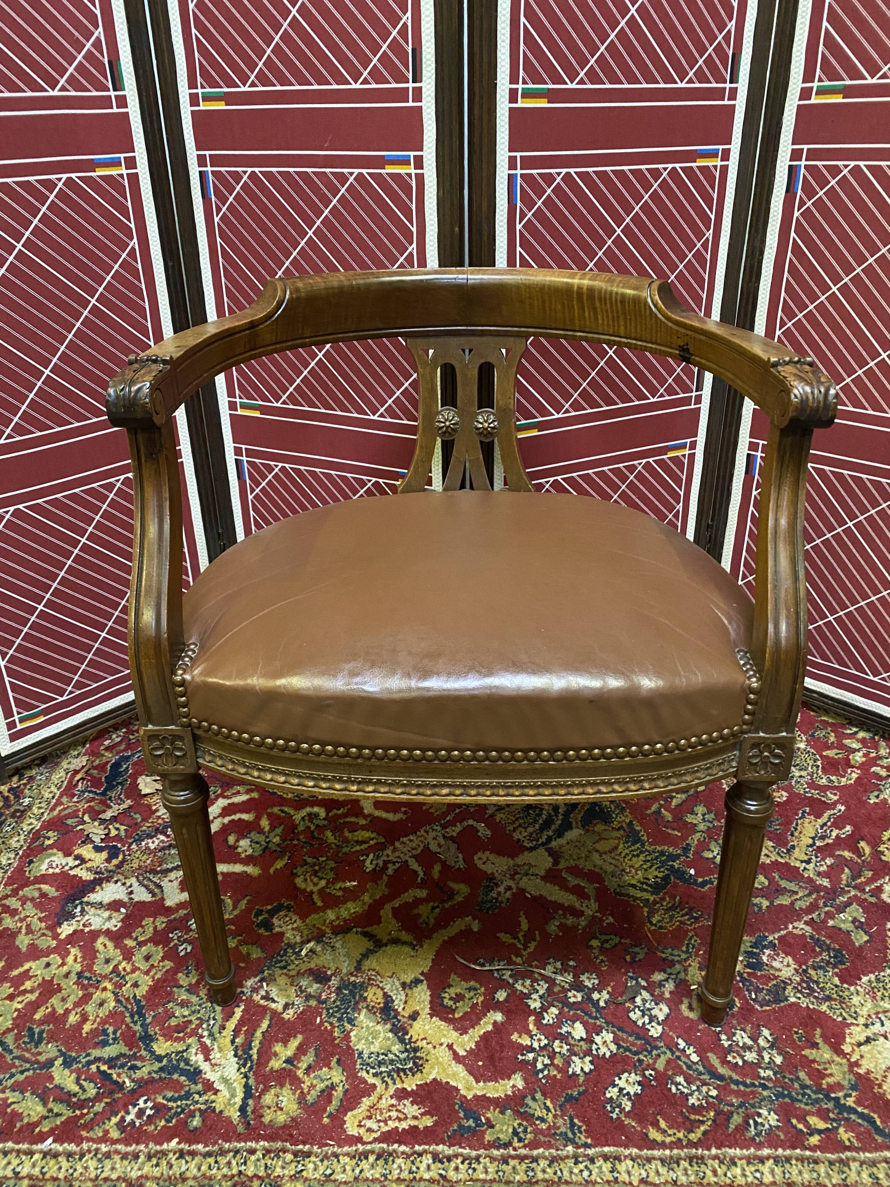 Fauteuil de bureau vintage en bois et cuir marron clouté