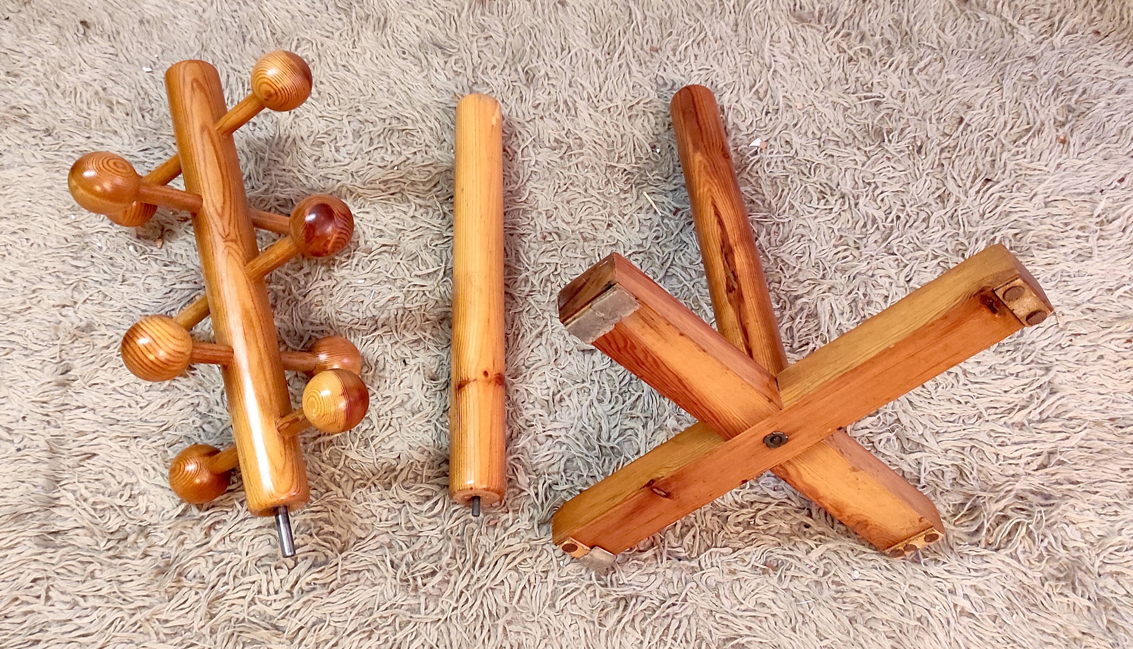 Modernist coat rack in solid wood - mid 20th century.