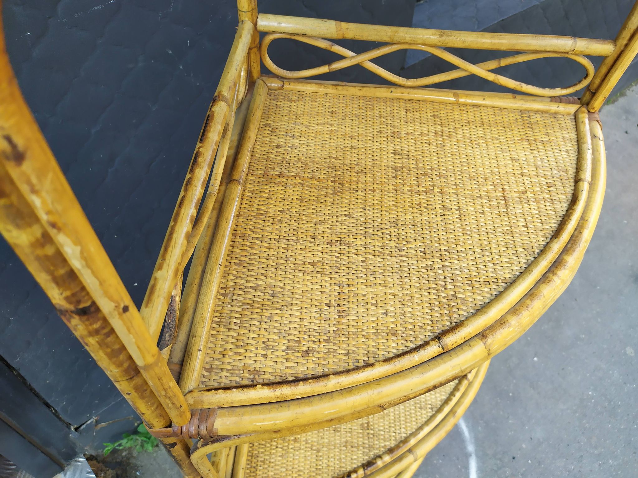 Étagère d'angle rotin vintage