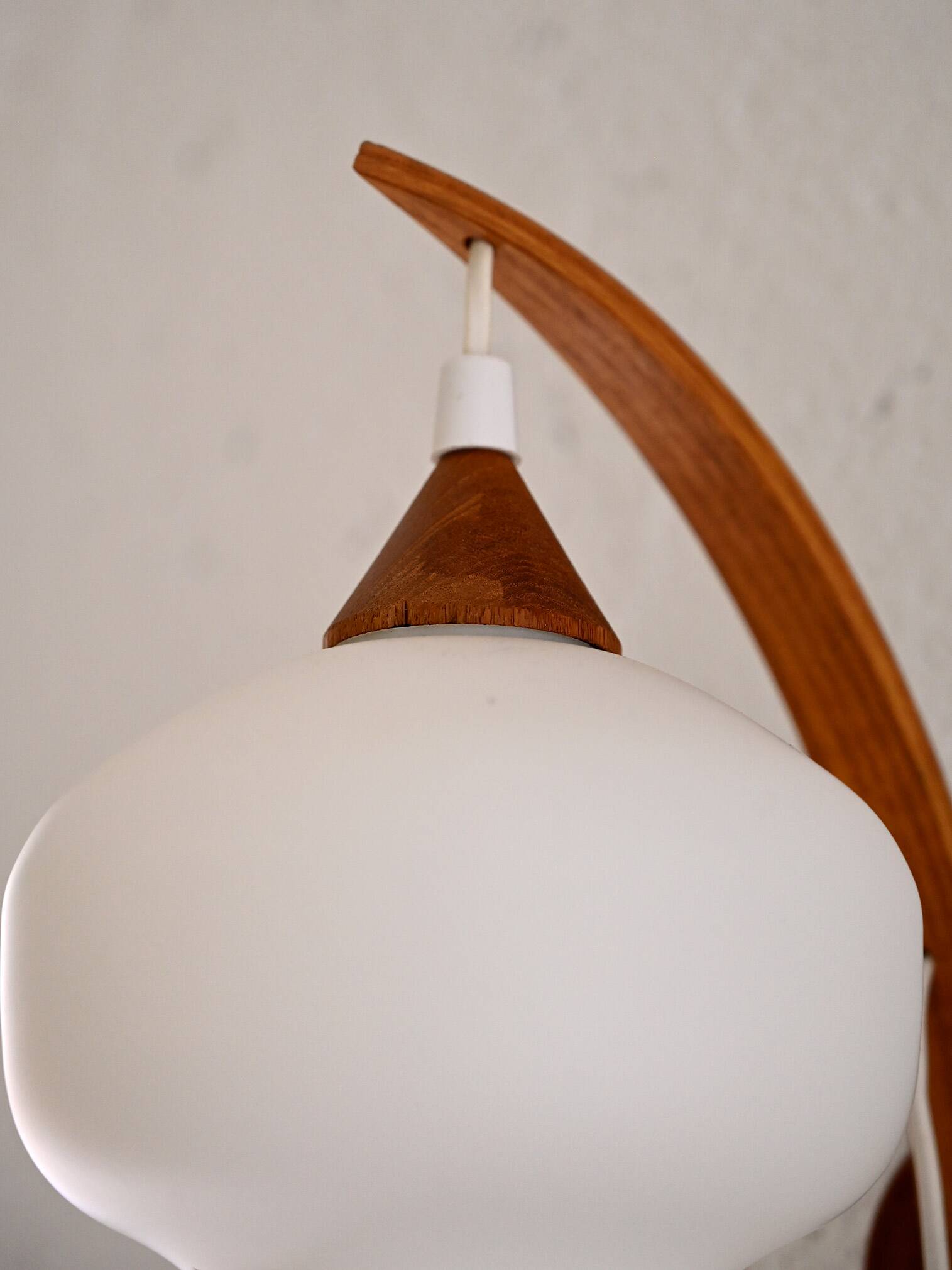 Wall light with opaline