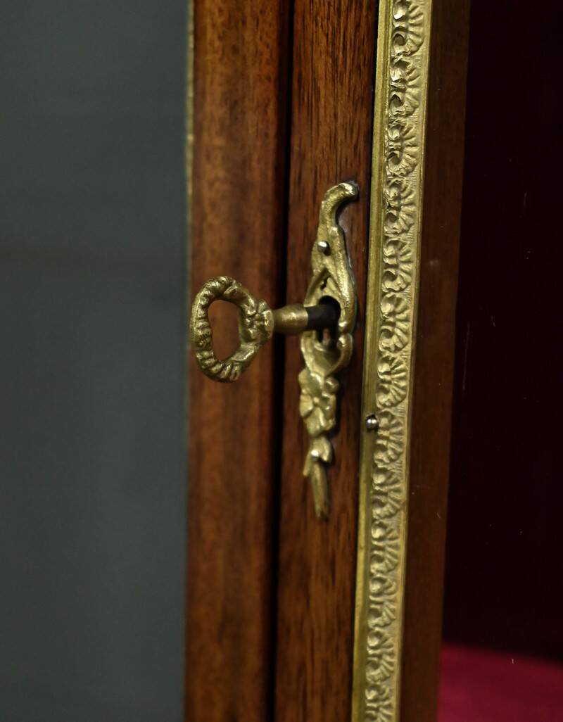 Small mahogany display cabinet, Louis XV to Louis XVI transition style – early 20th century.