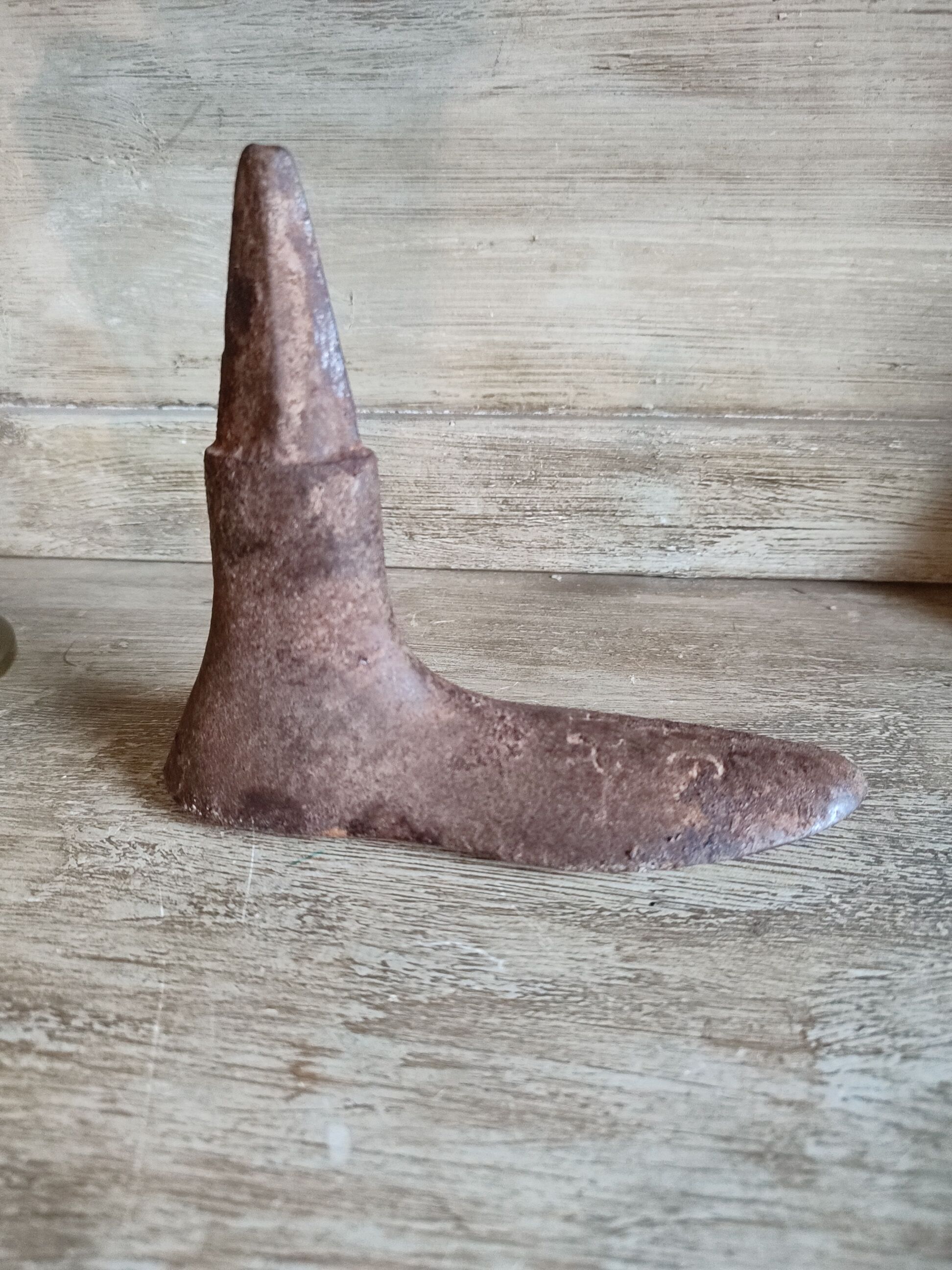 Children's shoemaker's anvil in cast iron