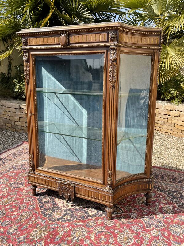 Vitrine en noyer style Louis XVI