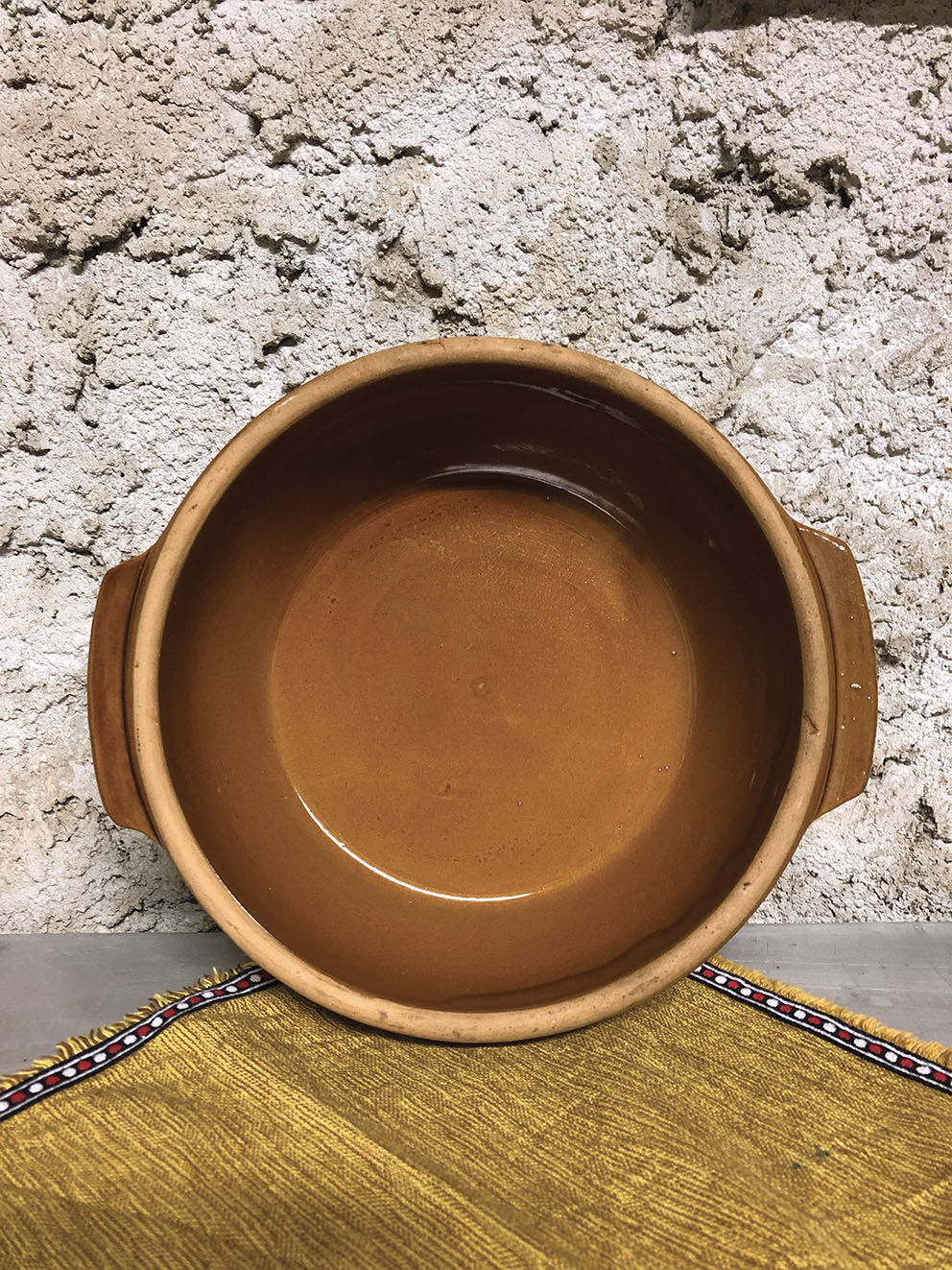 Salad bowl in raw stoneware and varnish