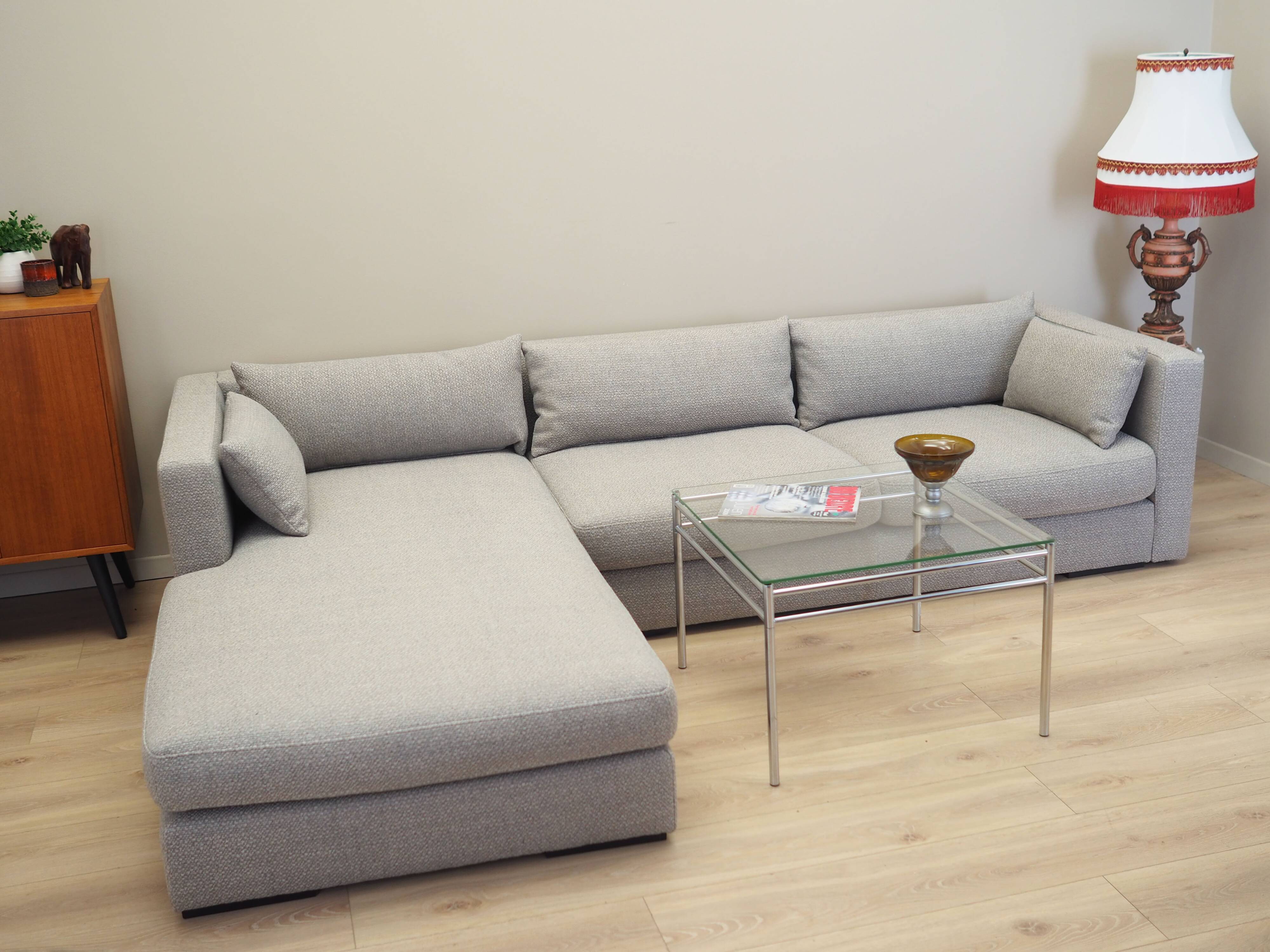 Canapé d'angle gris, design scandinave, années 2000