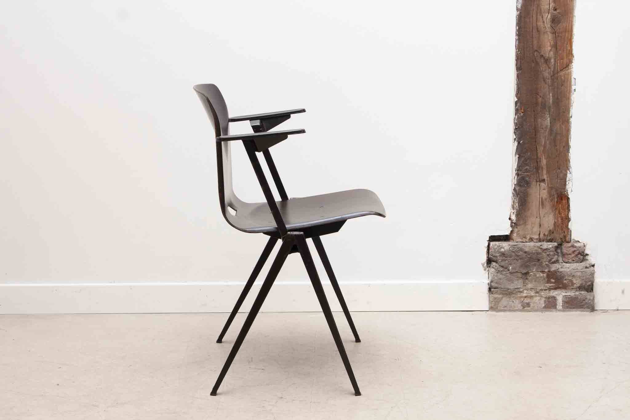 Chaise Galvanitas S22 ébène et noir avec accoudoirs