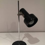 Lampe réglable en métal laqué noir et chrome. Travail français. Vers 1970