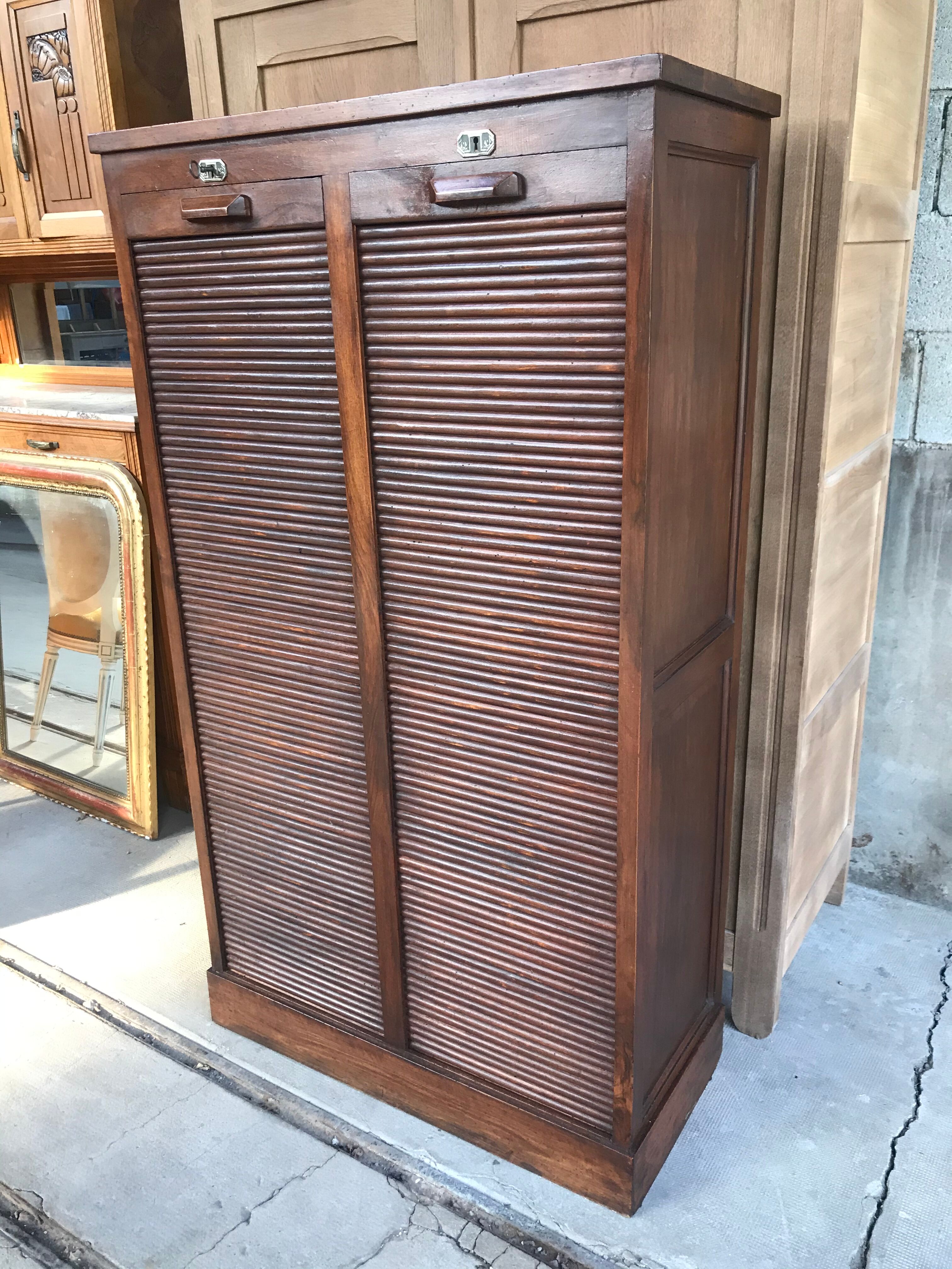 Meuble classeur à rideaux de notaire en noyer
