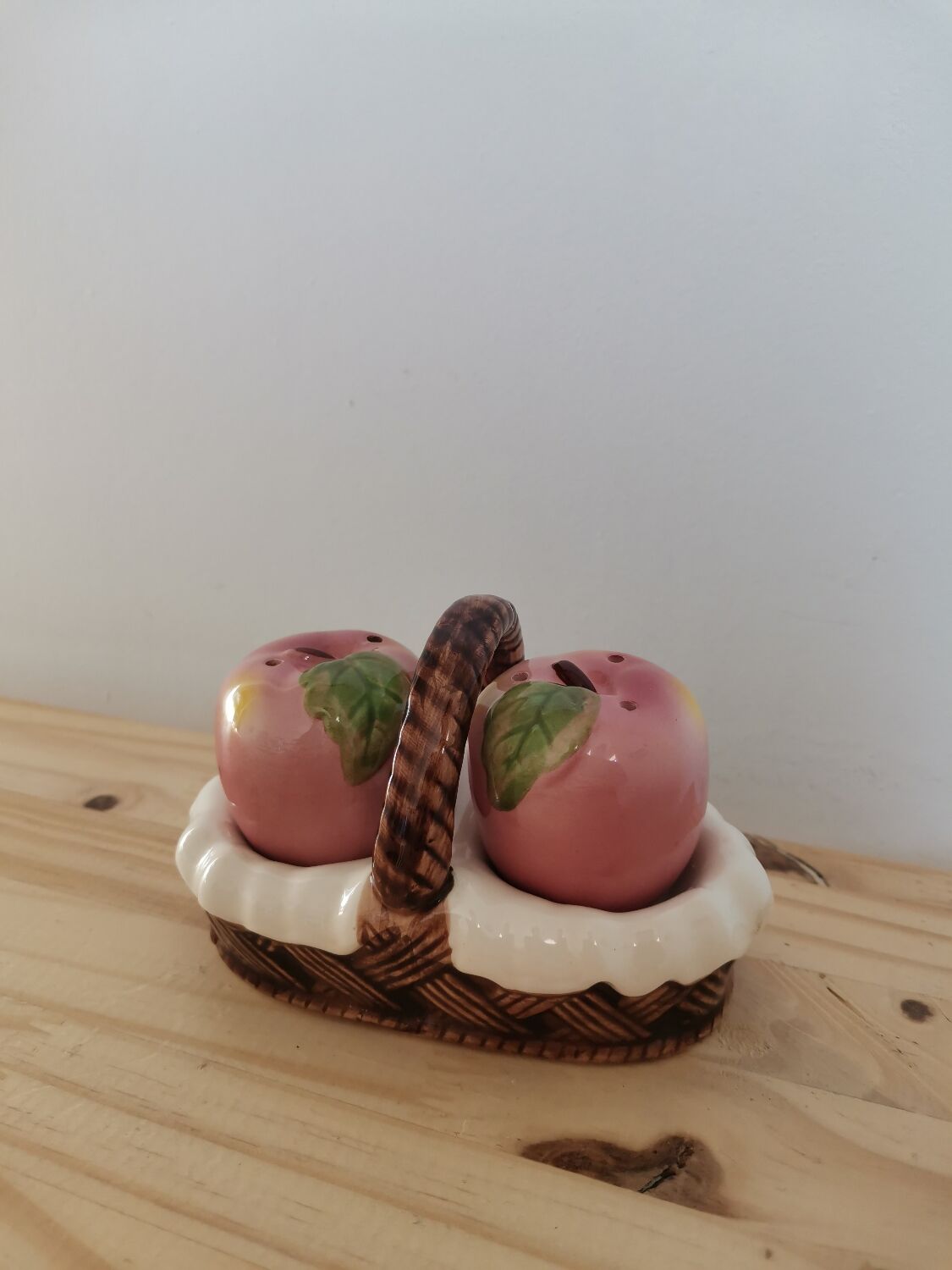 Set of salt shaker and pepper vintage apple slip in basket made in Korea