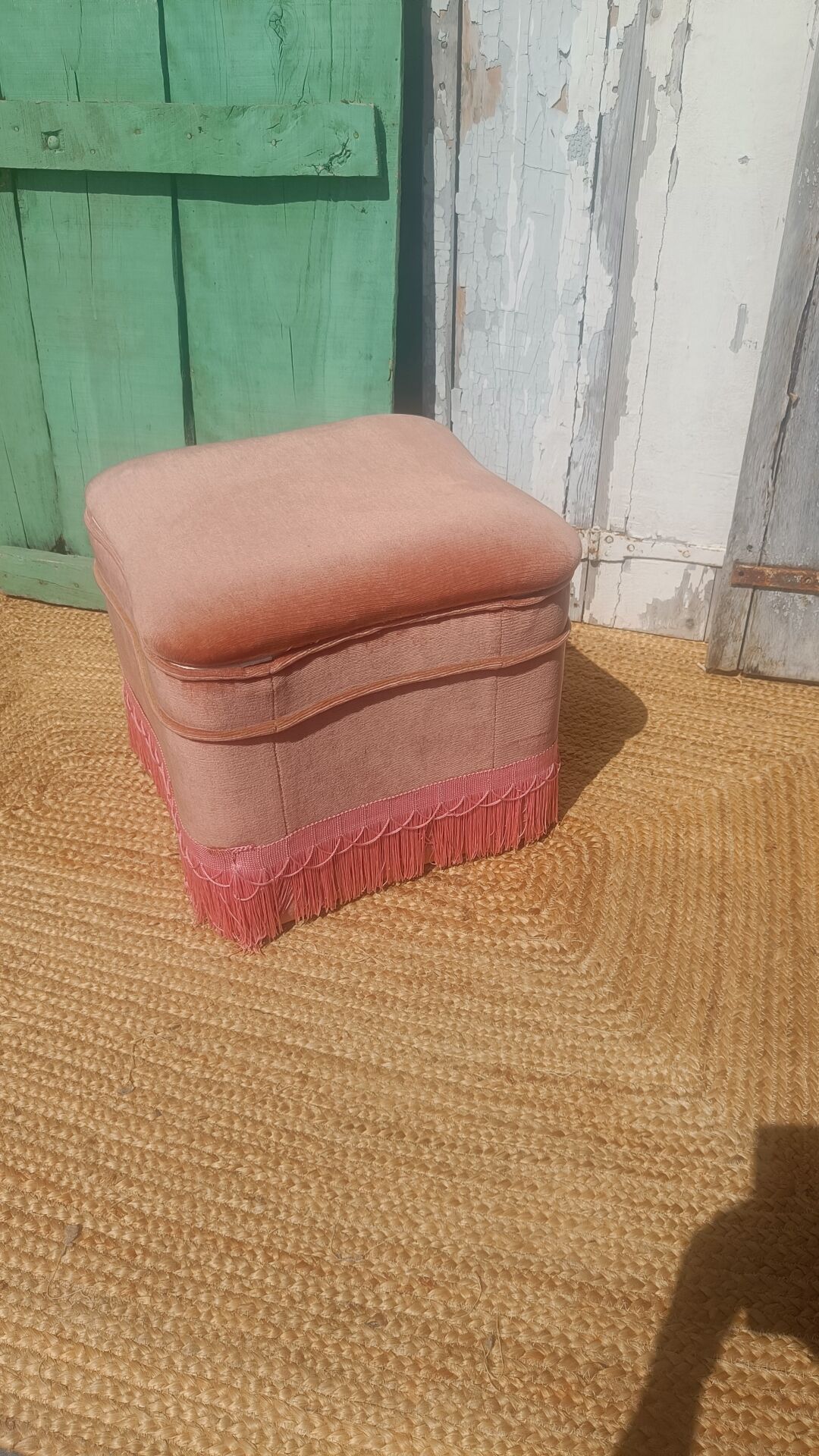 Pouf coffre en velours rose à franges, vers 1950-1960