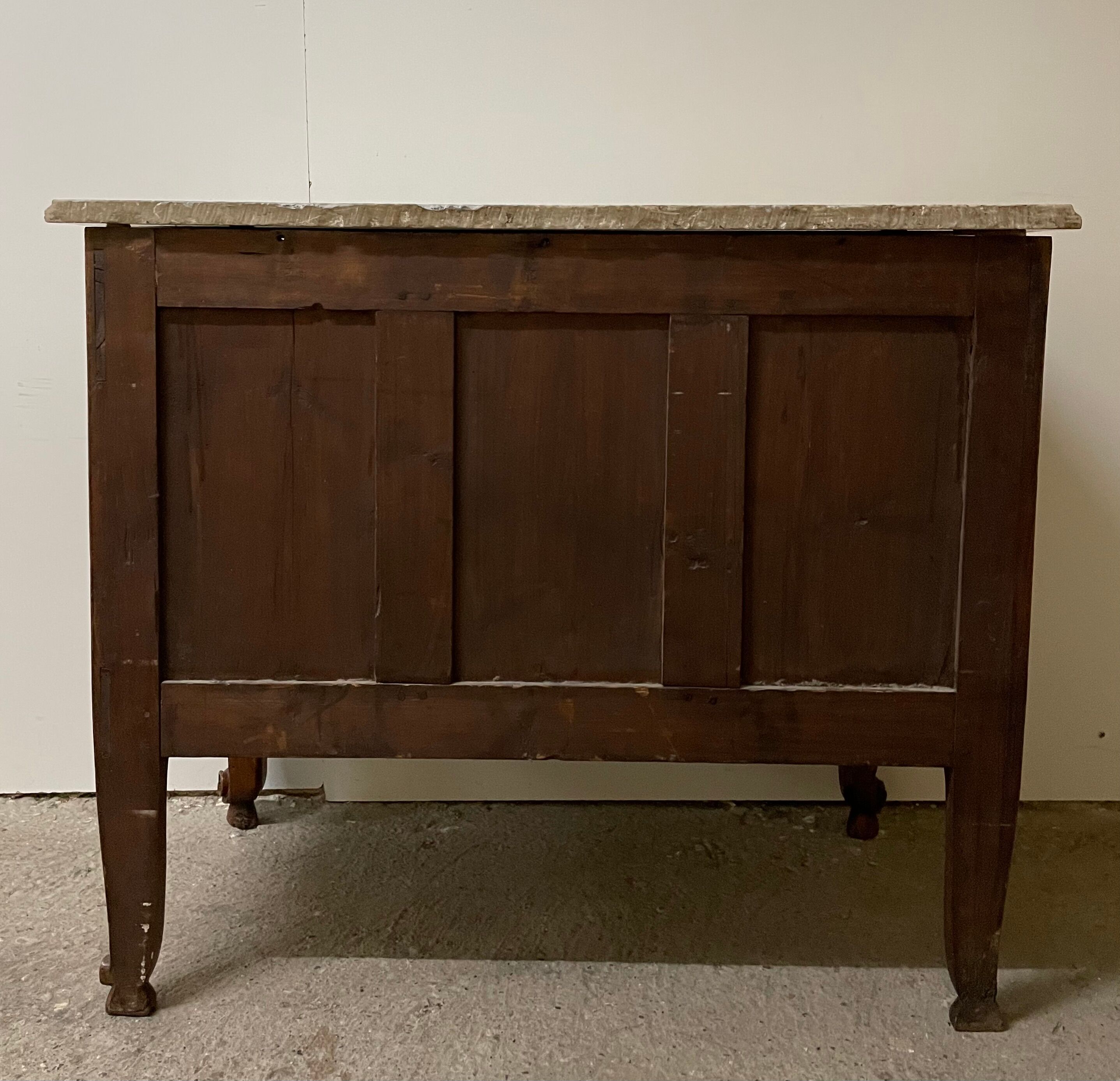 Chest of drawers in cherry wood of the late eighteenth century