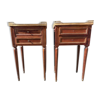 Paire de tables de chevet en acajou et marbre blanc style Louis XVI