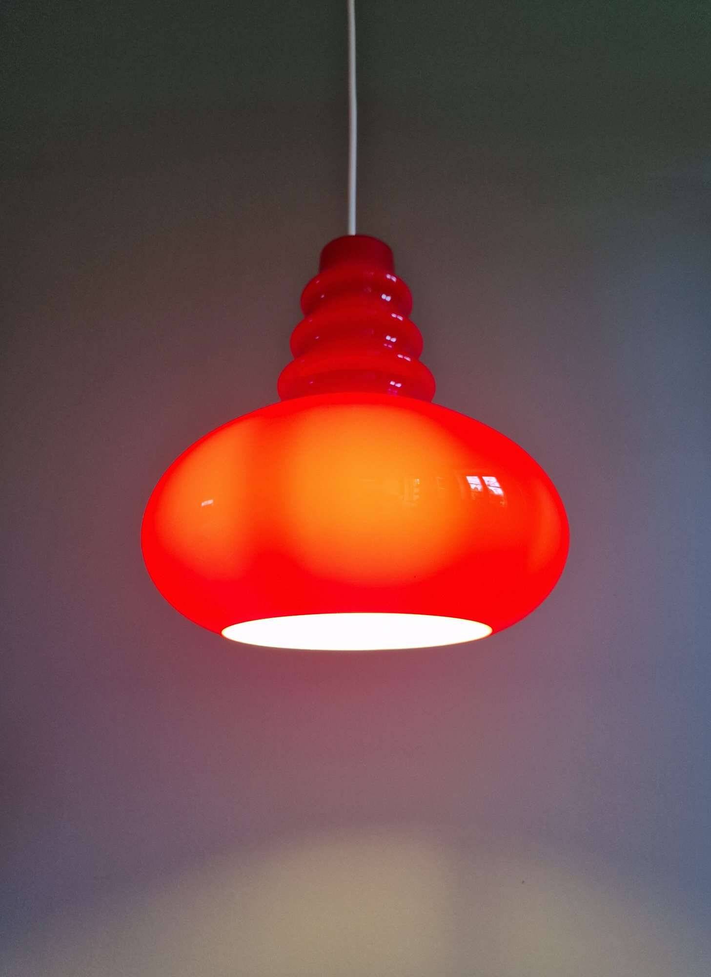 Trio de suspensions Space Age en opaline rouge, Peill & Putzler, 1970