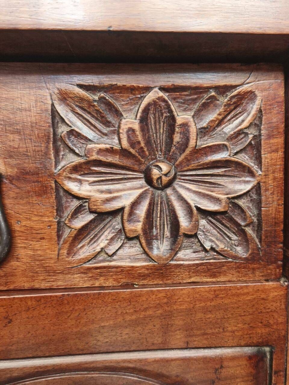 Castilian console table in carved walnut, early 20th century.