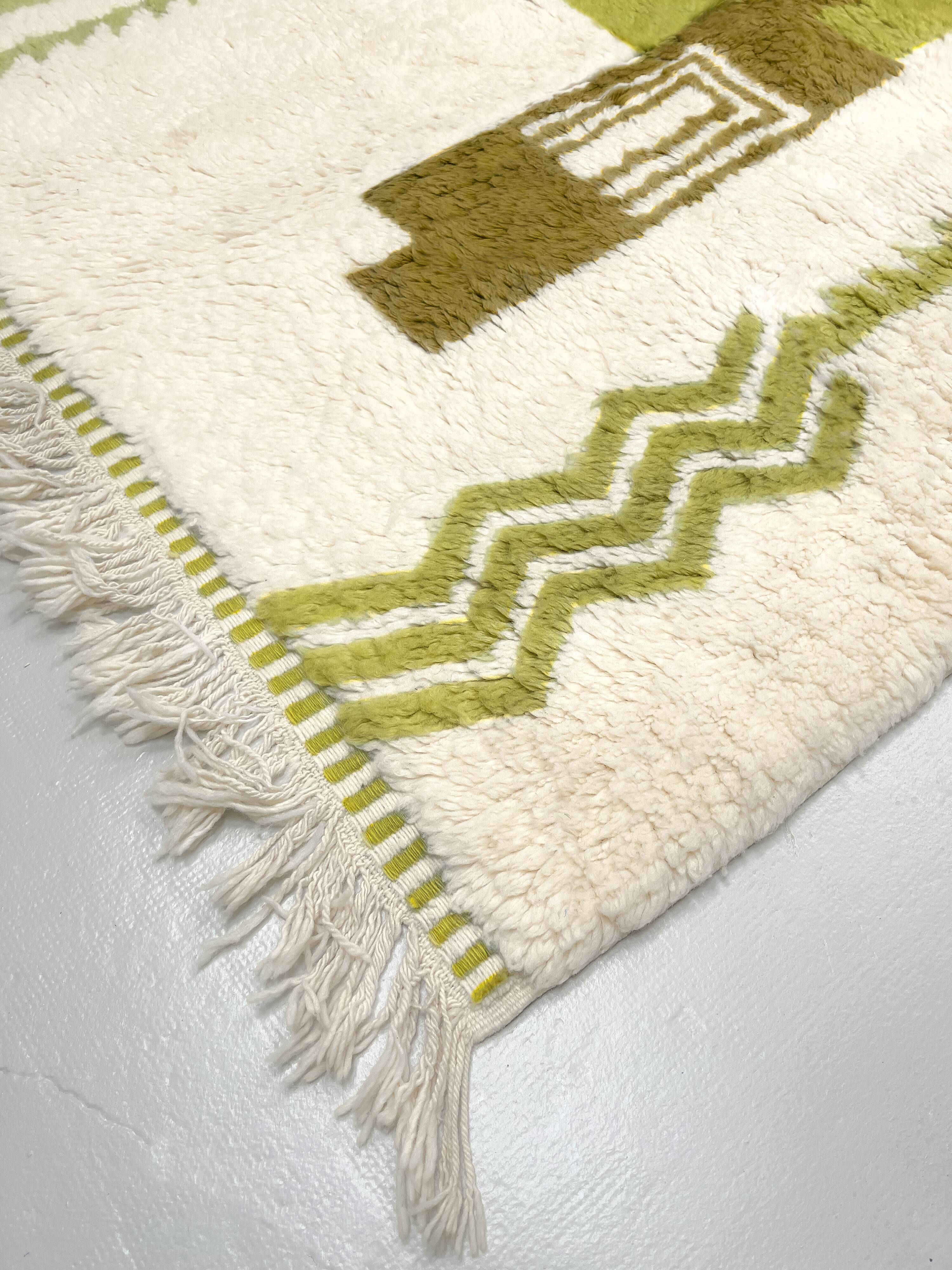 Tapis berbère Beni Ouarain écru à motifs verts 2,48x1,67m