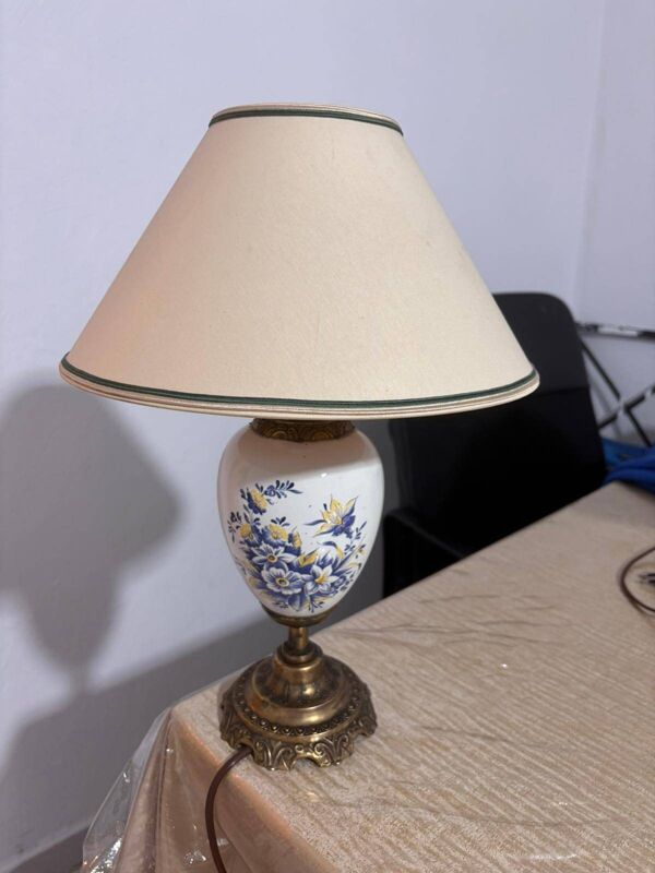 Lampe vintage porcelaine peinte fleurs bleues laiton