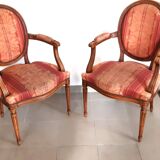 Paire de fauteuils cabriolets style louis xvi médaillon