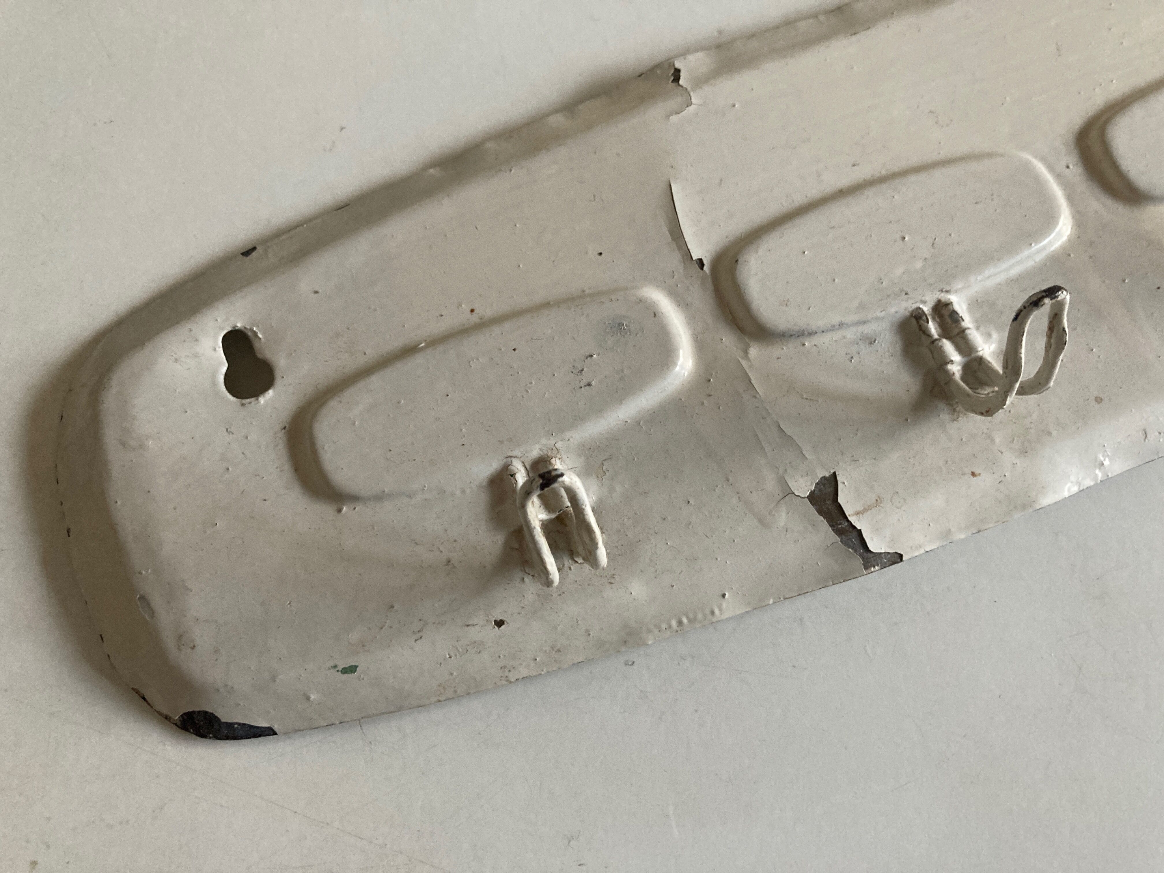 Patère hangs farm towel 1950