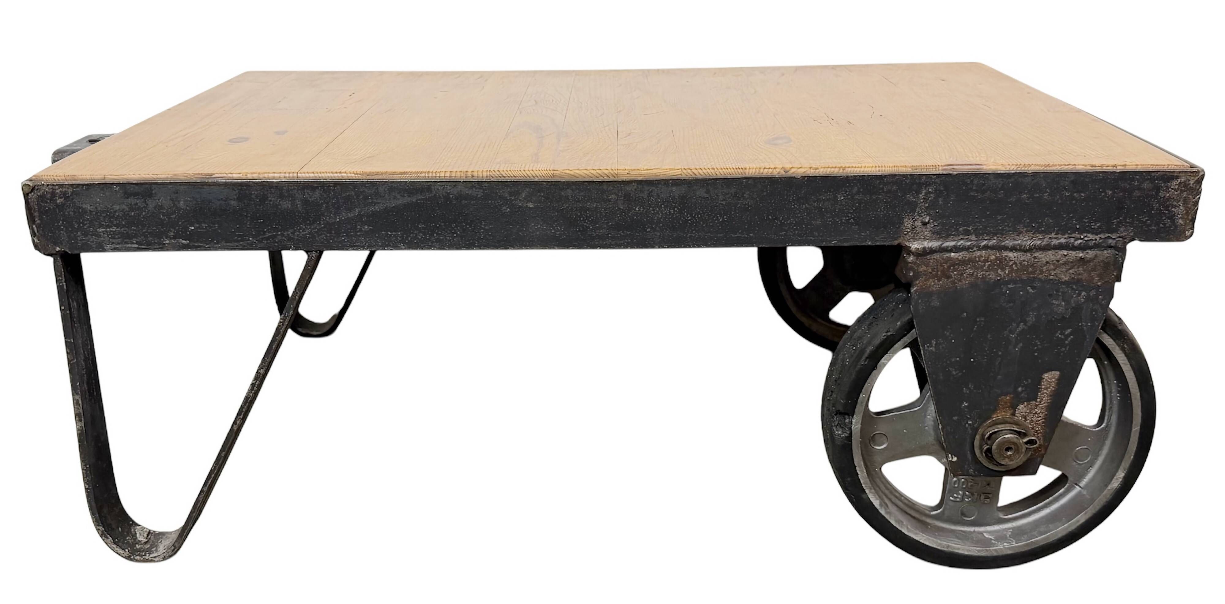 Table basse industrielle noire sur roulettes, années 1960
