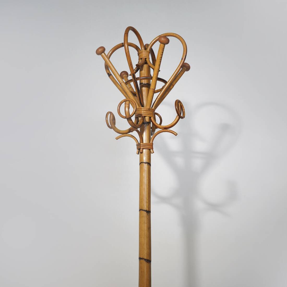 Porte-manteau sur pied en rattan et osier tressé, années 1960.
