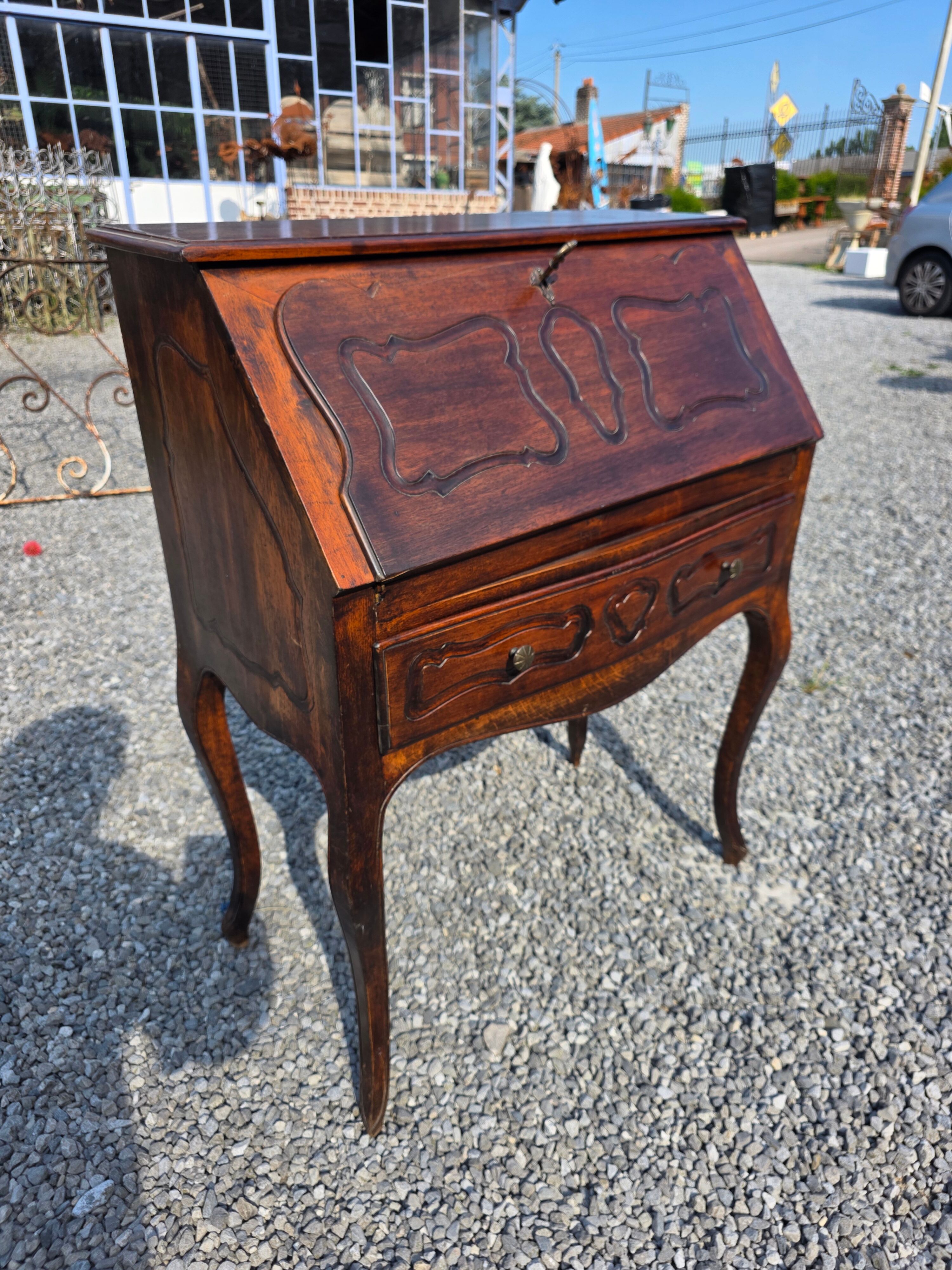 Curved donkey desk in walnut (secretary)