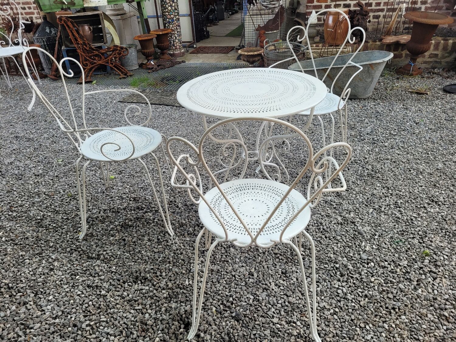 Ancien salon de jardin en fer forgé 3 fauteuils et table