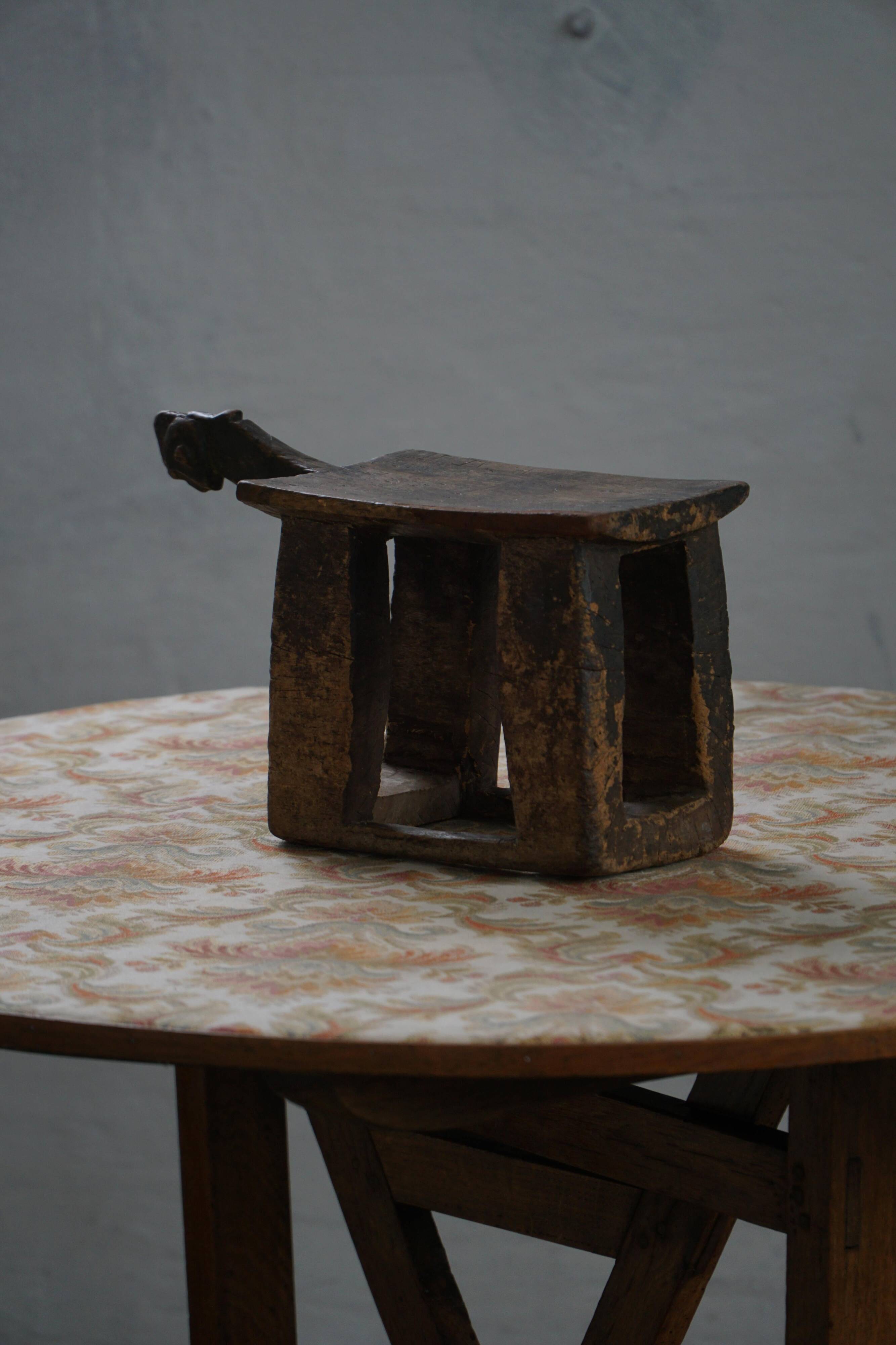 Lobi stool in carved wood from the early 20th century, Burkina Faso, Africa.