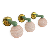 Ensemble de trois appliques murales Art Déco avec abat-jours en verre marbré rose.