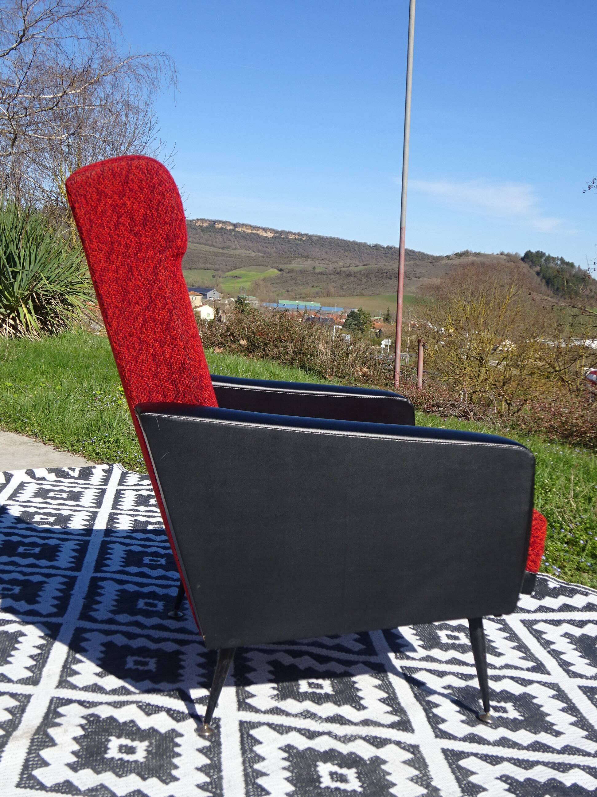 Fauteuils vintage rouge et noir, les 2