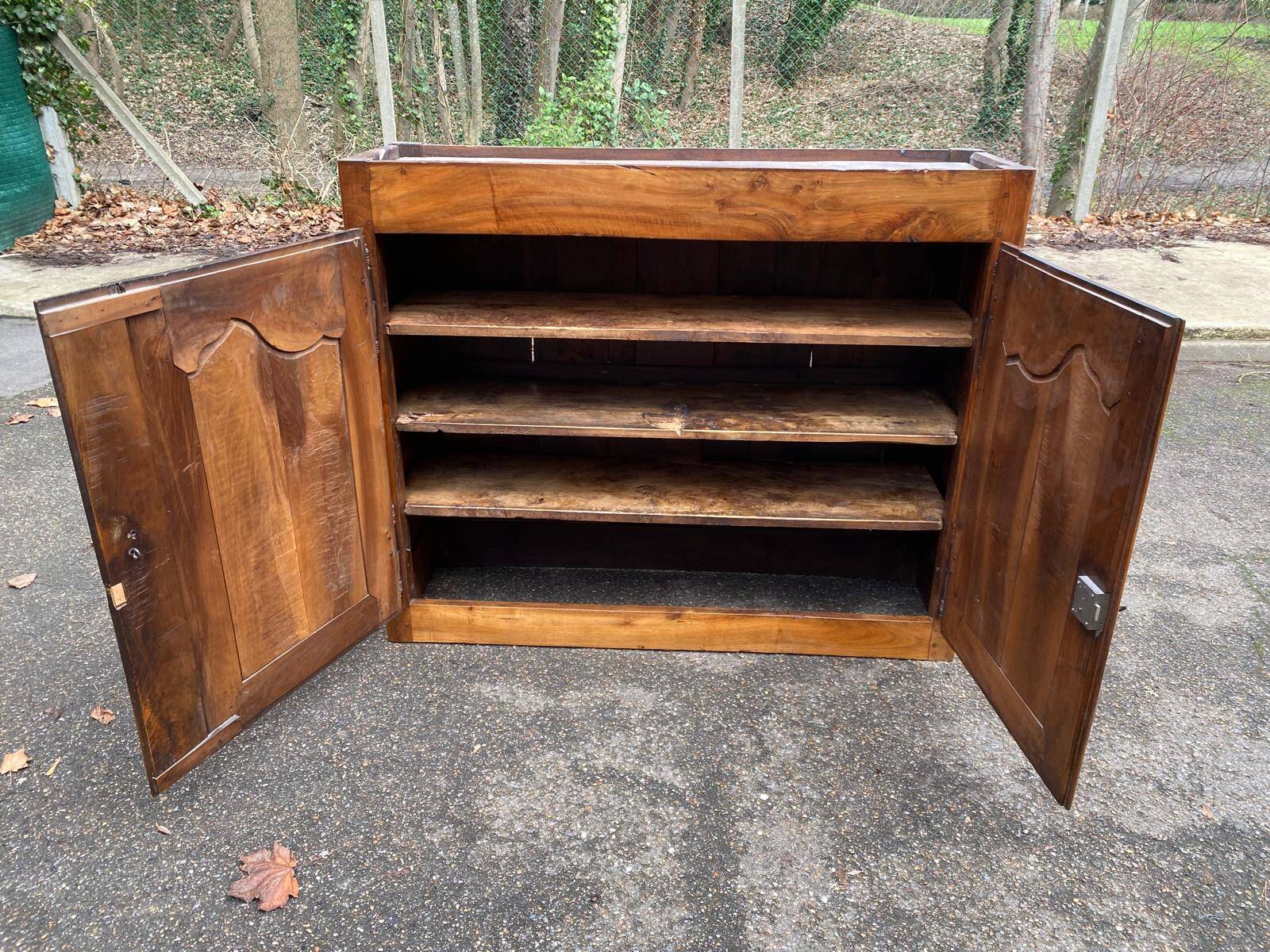 Louis XV buffet in solid wood from the 18th century.