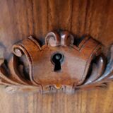 Commode ancienne sculptée en noyer XIX