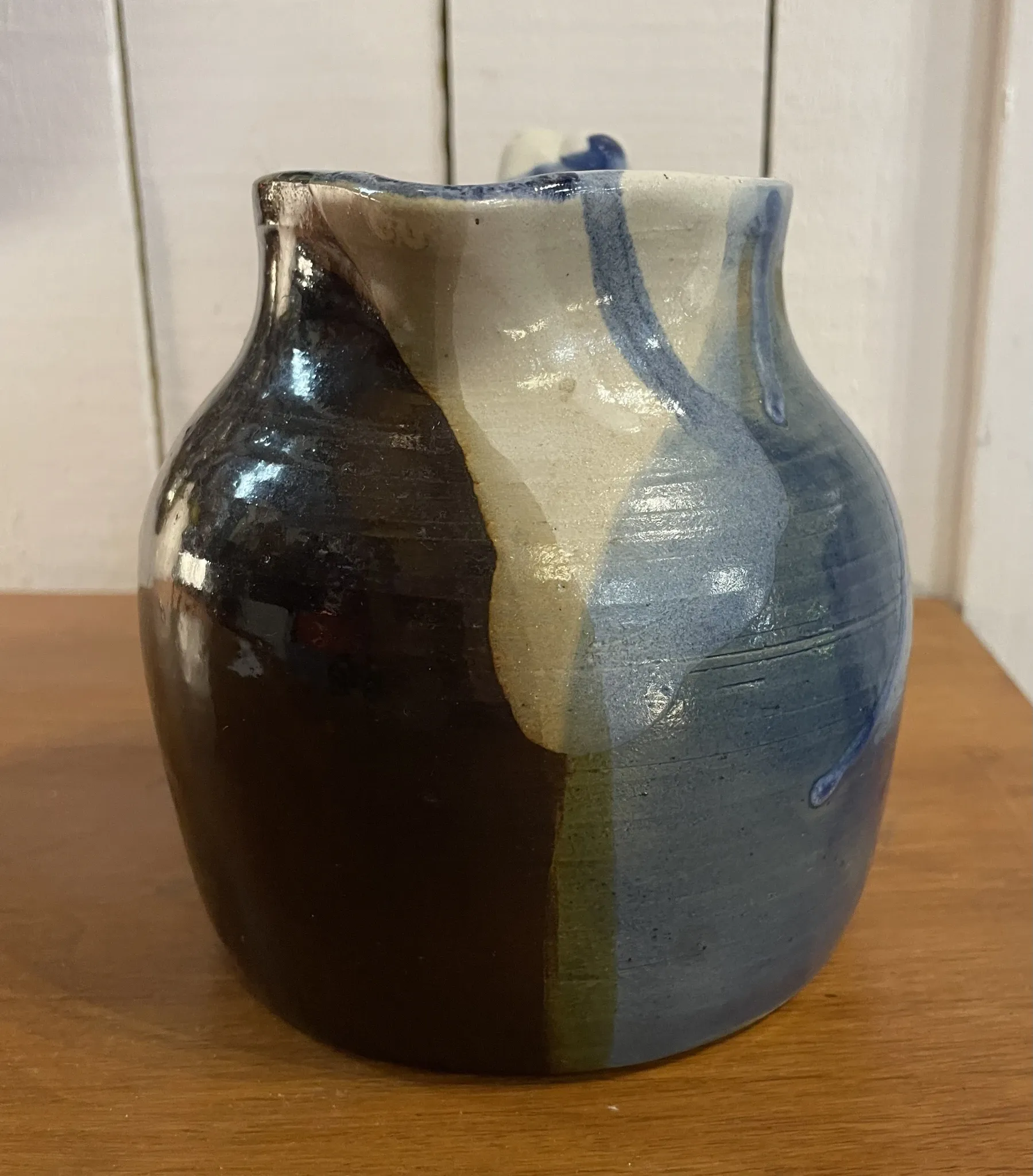 Pichet en grès beige et bleu