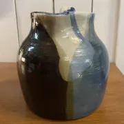 Pichet en grès beige et bleu
