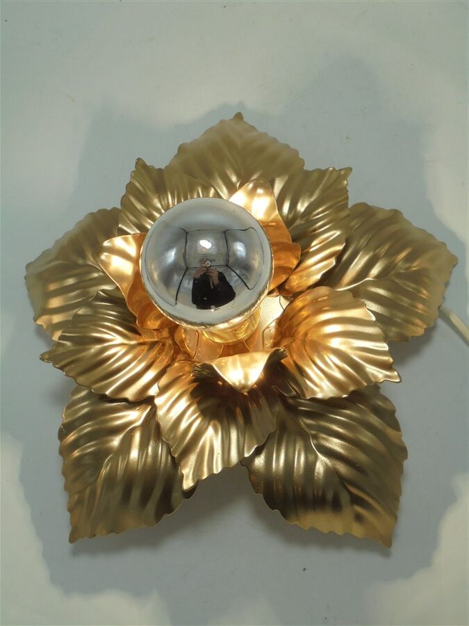 Golden flower wall lamp