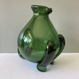 Étonnant pichet ; verseuse ou carafe tripode vintage en verre vert soufflé et travaillé à chaud