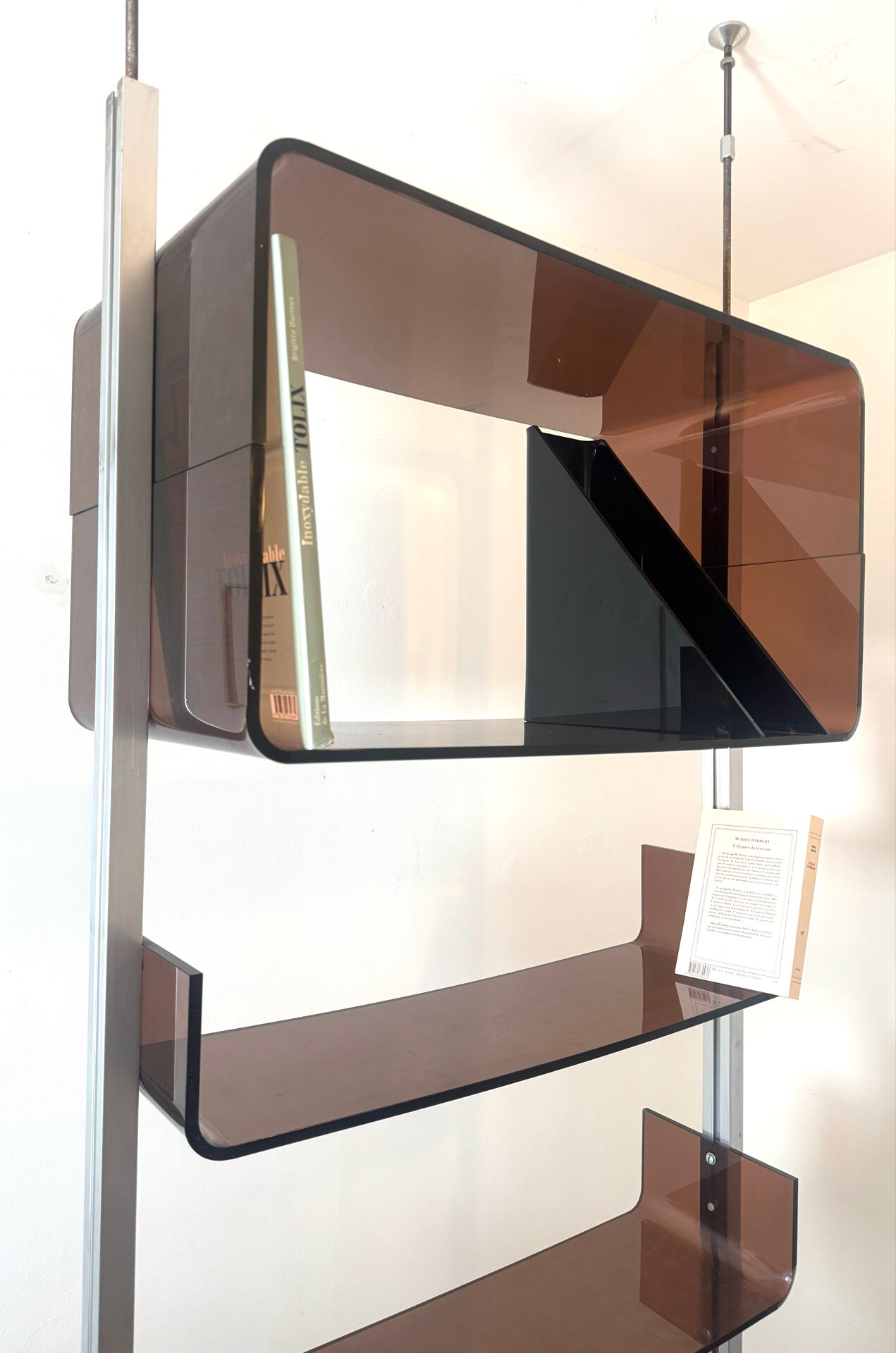 Étagère - bibliothèque en Plexiglas fumé Michel Ducaroy