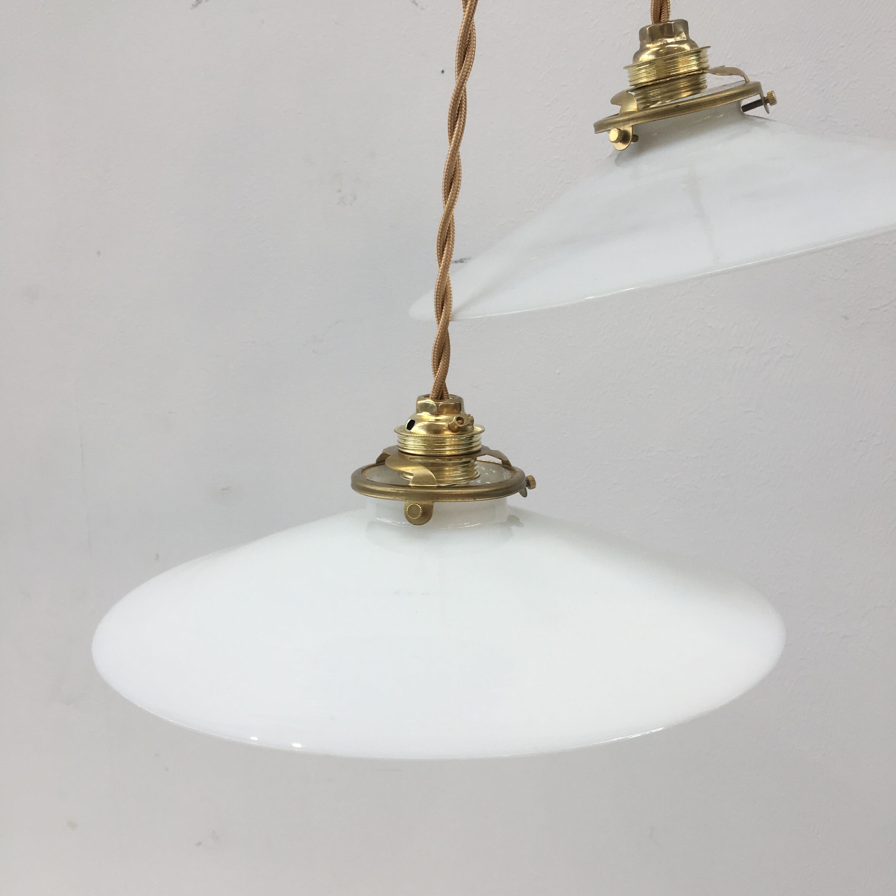 Paire de suspensions en opaline blanche