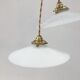 Paire de suspensions en opaline blanche