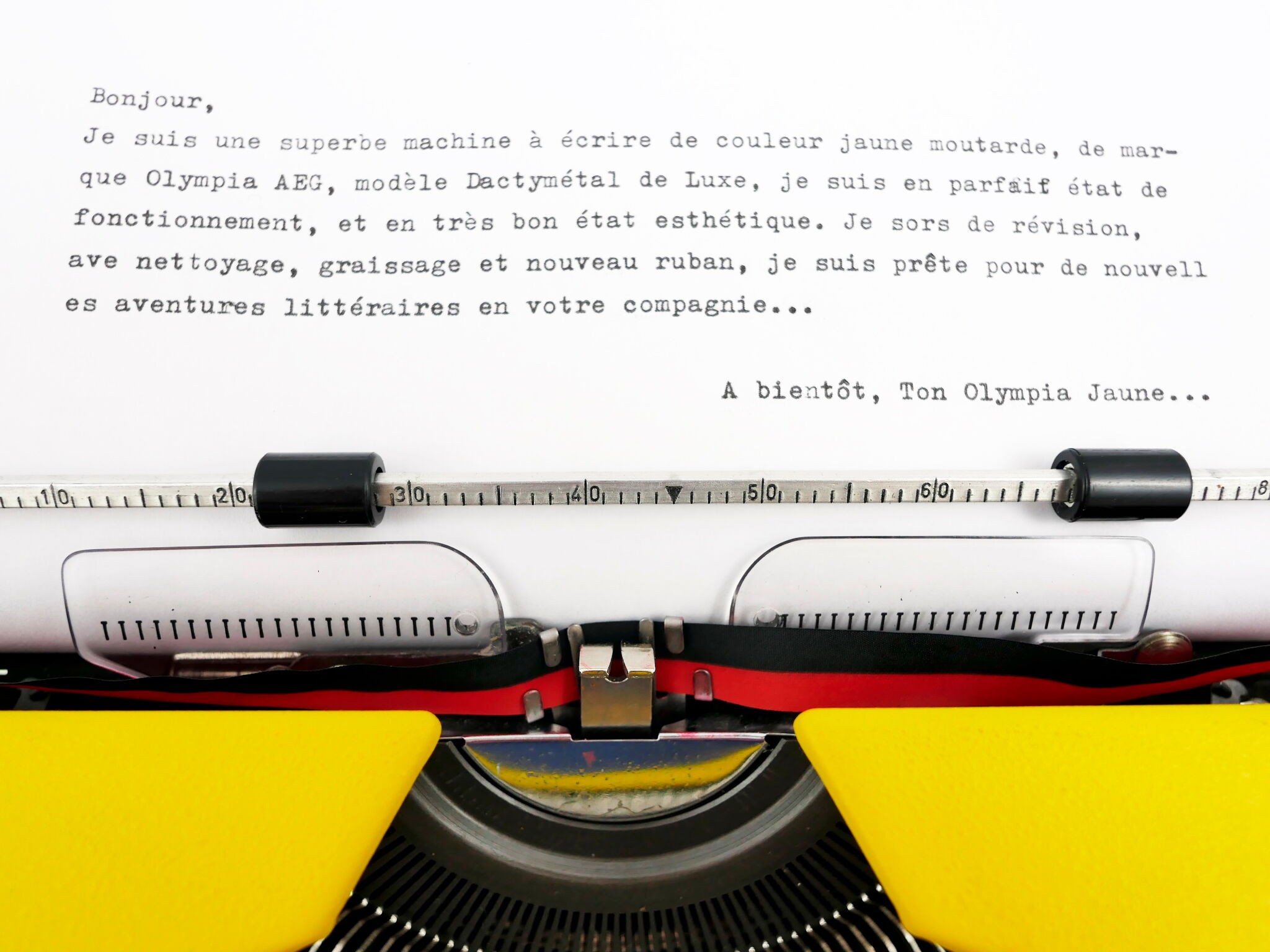 Machine à écrire Olympia AEG Dactymétal De Luxe Jaune révisée ruban neuf avec valise verte
