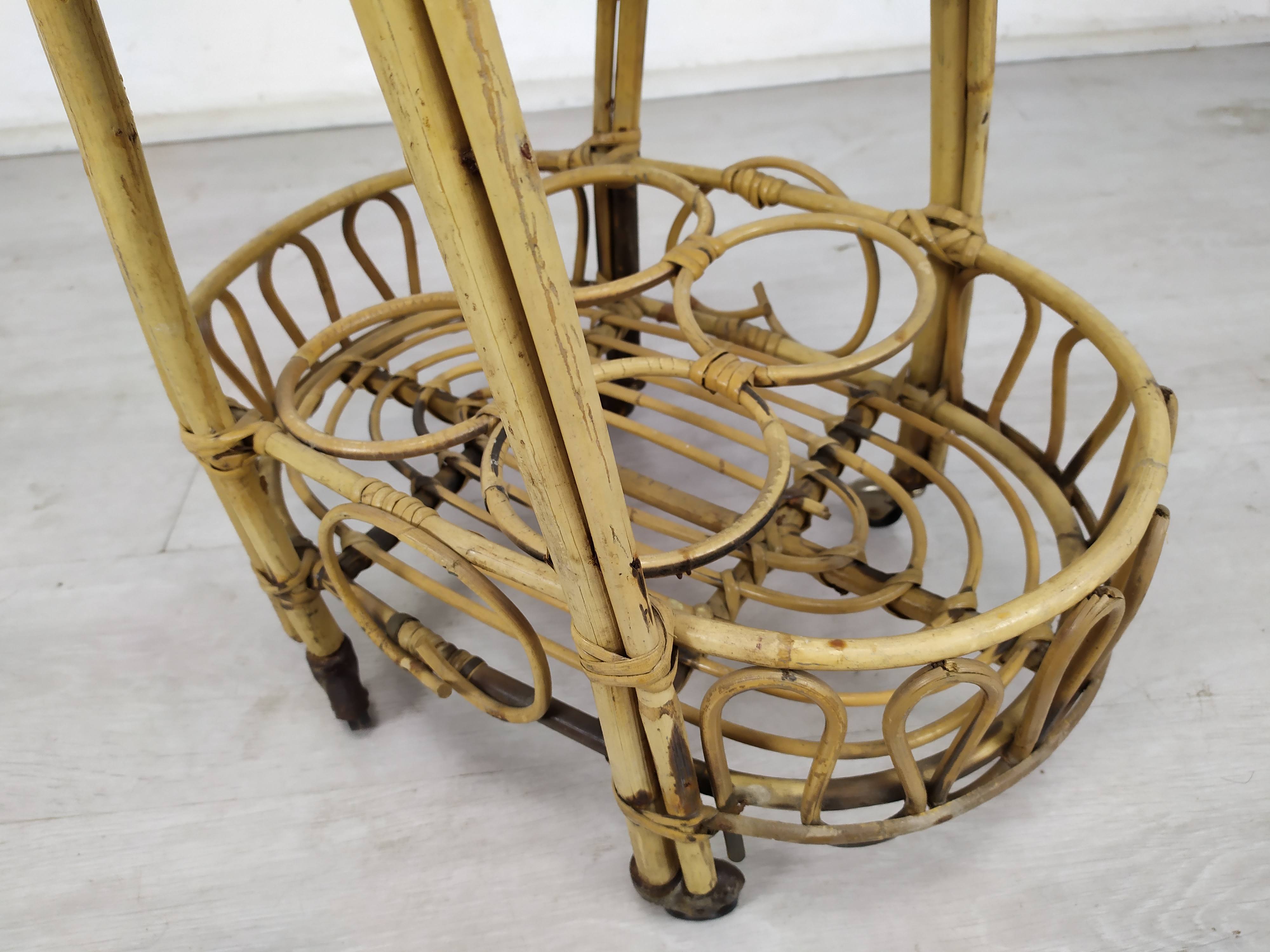 Rattan bar service