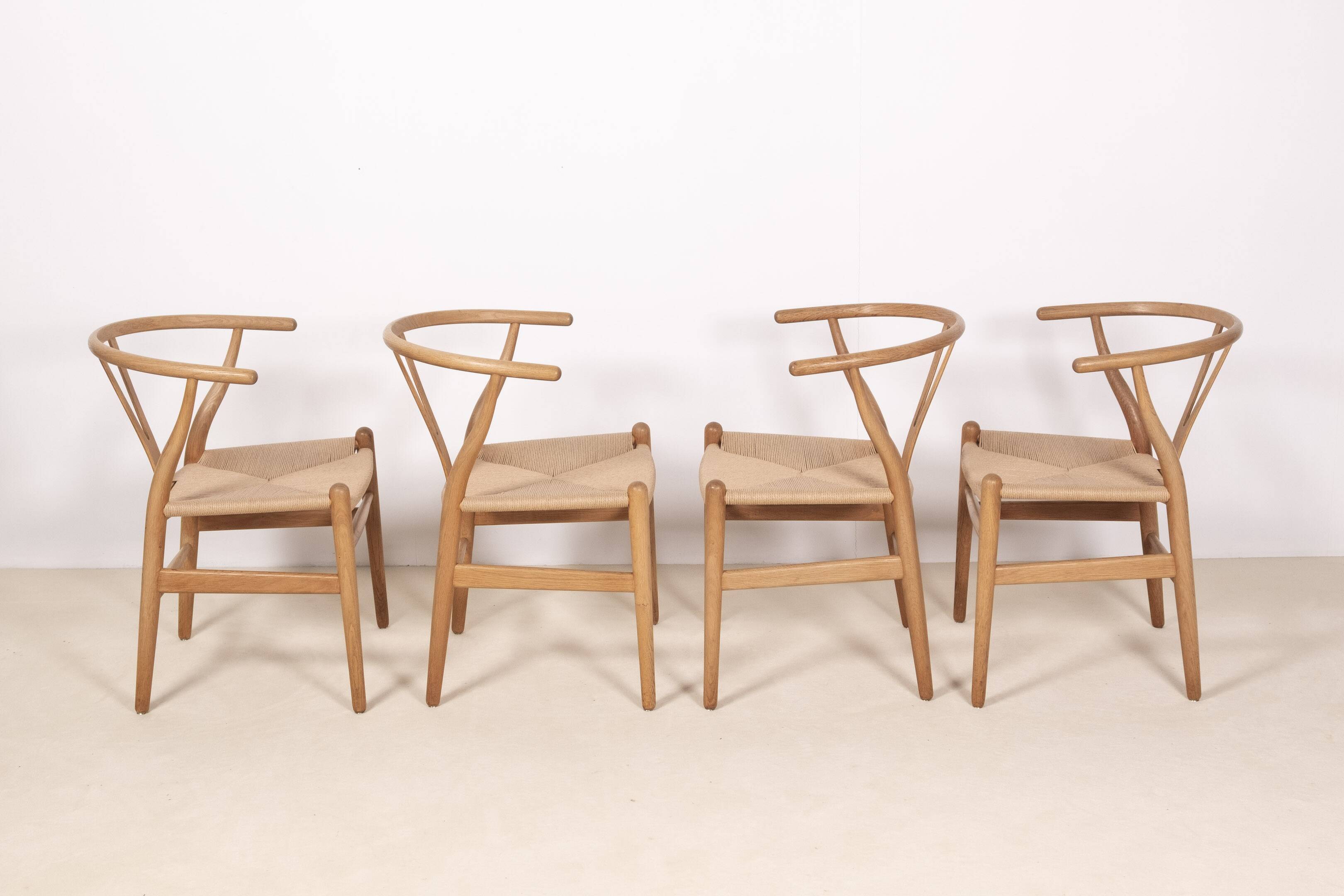 4x Chaise Wishbone CH24 de Hans J. Wegner en chêne, 1990