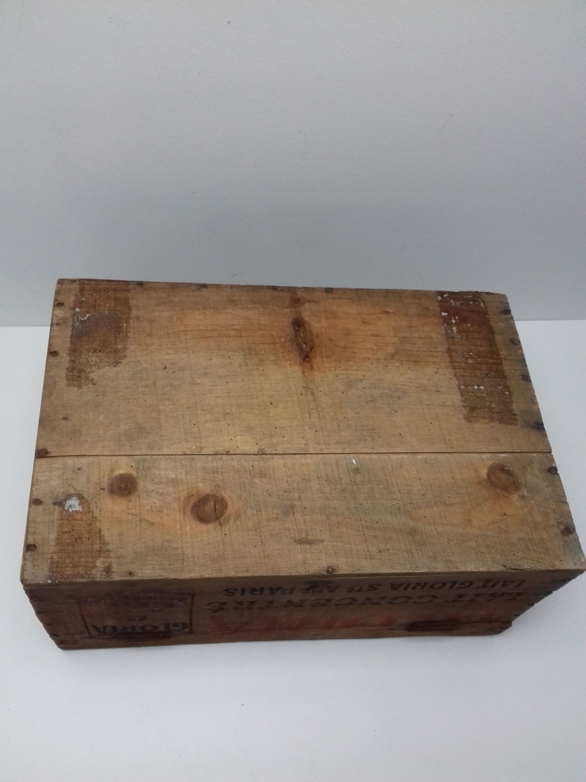 Old wooden box "regilait"
