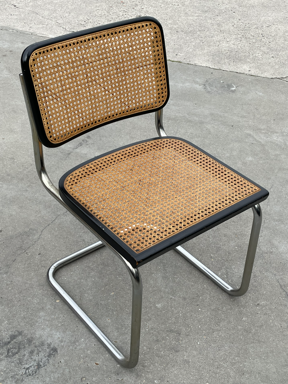 Suite de 4 chaises vintage modèle Cesca B32 en noir et chrome
