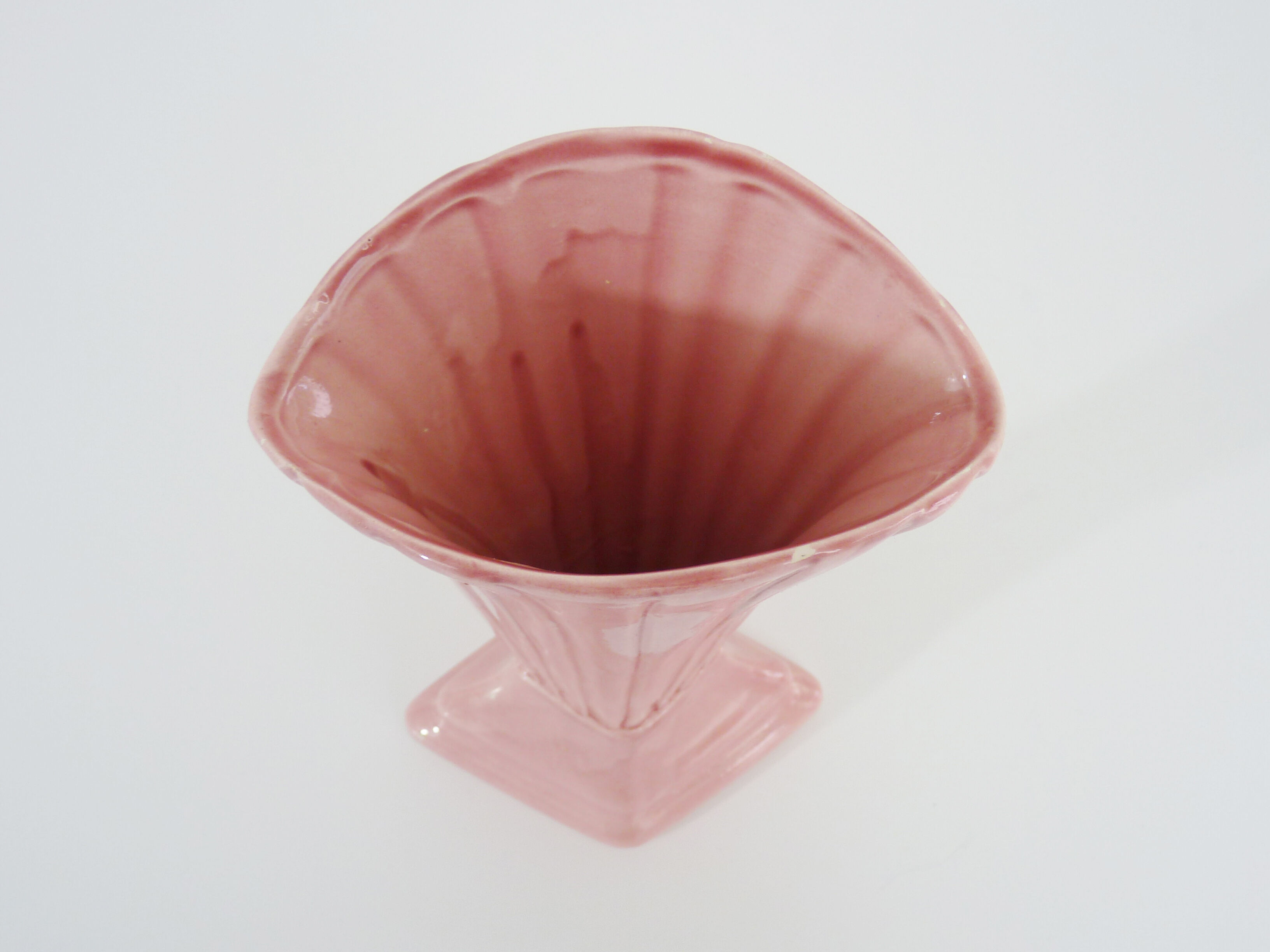 Vintage shell vase in pink ceramic from the 50s