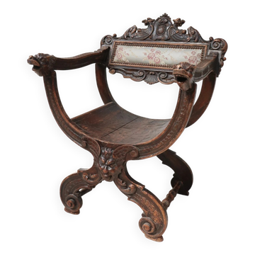 Fauteuil dantesque avec têtes de lion et mascaron – néo-Renaissance, 19e siècle.