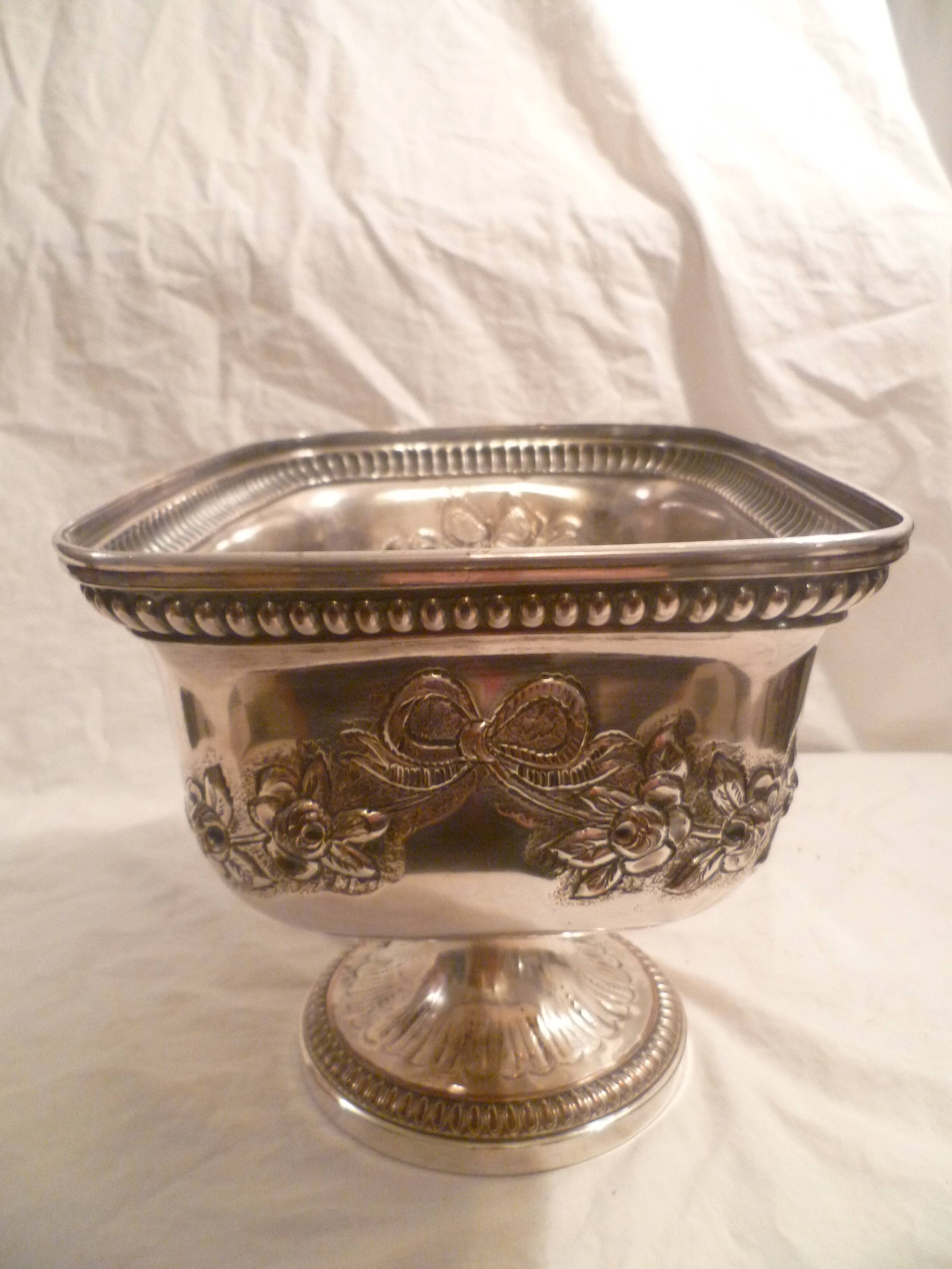 TABLECLOTH/CENTREPIECE/FOOTED METAL COOLER.